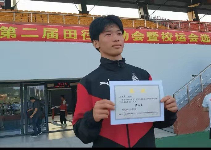 在运动会压轴大项男子4X100米接力