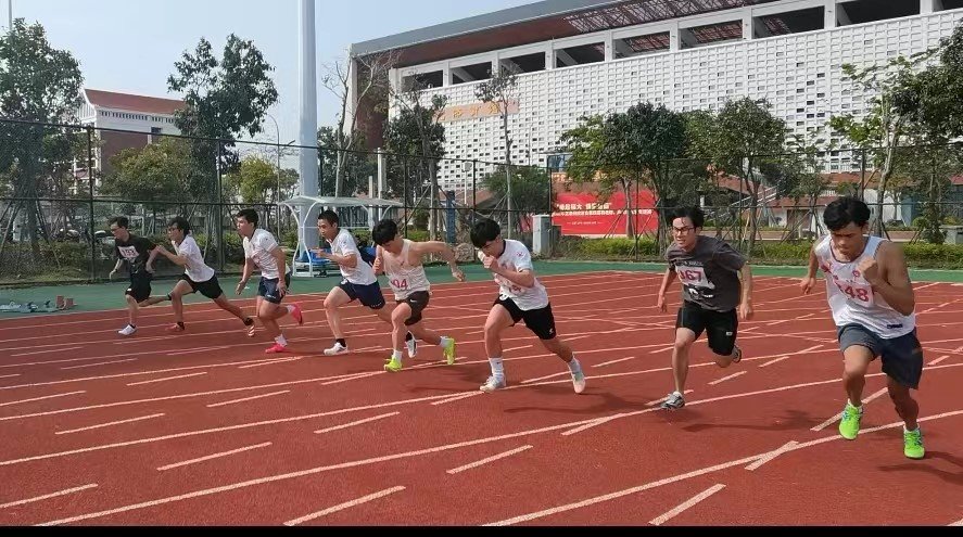 在田径赛场上不畏强手