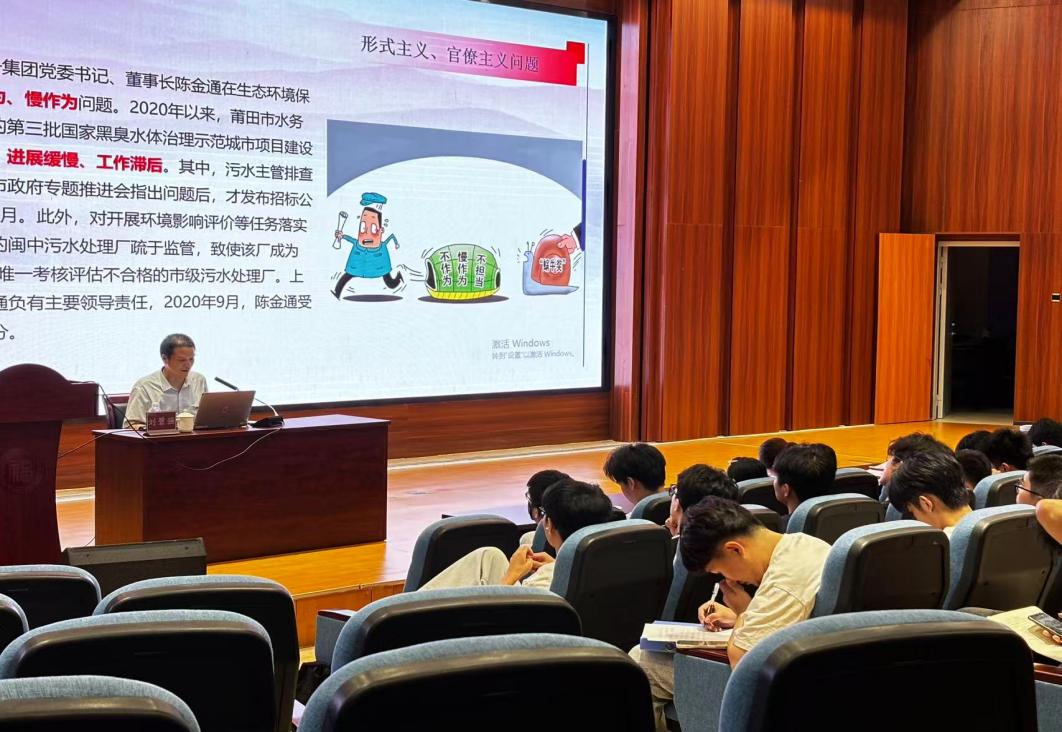 以清廉政洁的政治底色和行为操守开启人